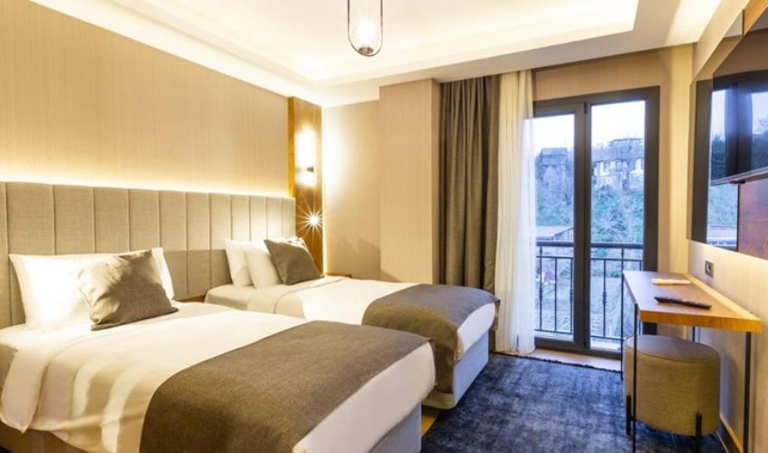 En fazla 3 yetişkin + 1 bebek (0-2 yaş).