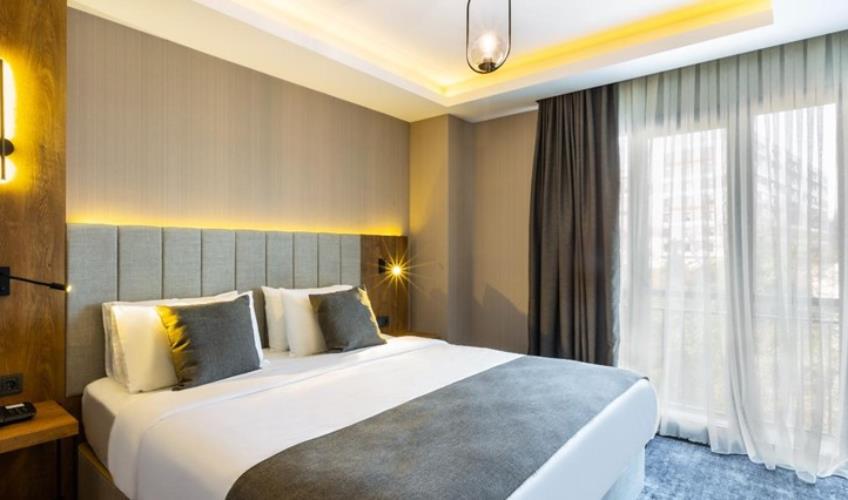 En fazla 3 yetişkin + 1 çocuk + 1 bebek (0-2 yaş) veya 2 yetişkin + 1 çocuk + 1 bebek (0-2 yaş).