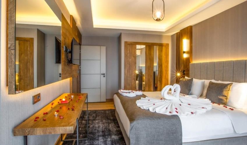 En fazla 3 yetişkin + 1 çocuk + 1 bebek (0-2 yaş) veya 2 yetişkin + 1 çocuk + 1 bebek (0-2 yaş).