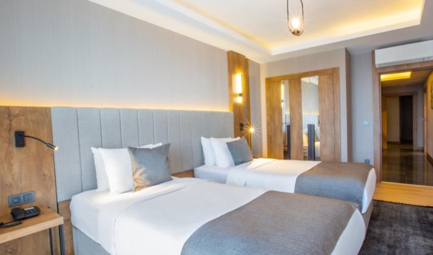 En az 2 yetişkin, En fazla 2 yetişkin + 1 bebek (0-2 yaş).