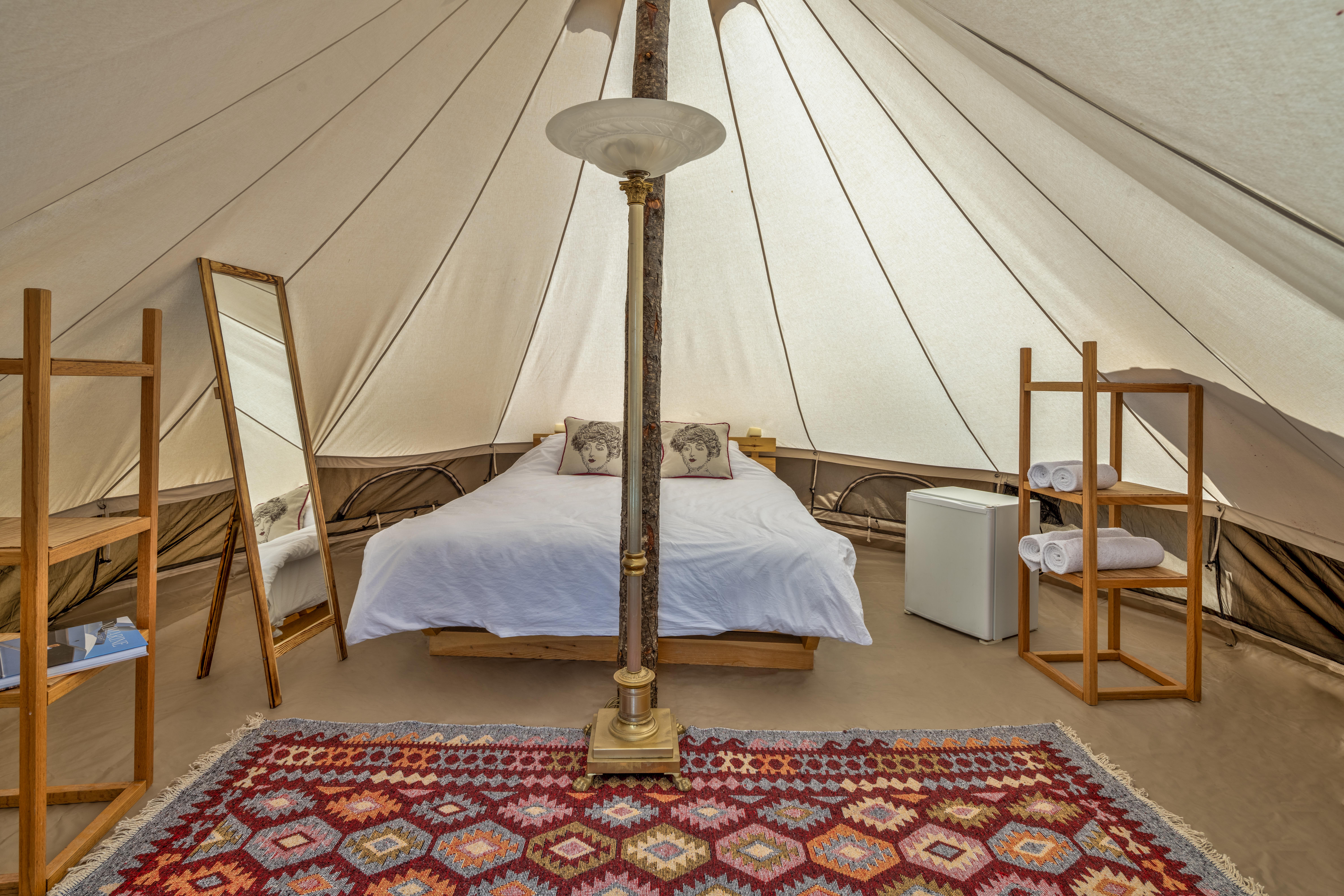 En fazla 2 yetişkin + 1 bebek (0-2 yaş).