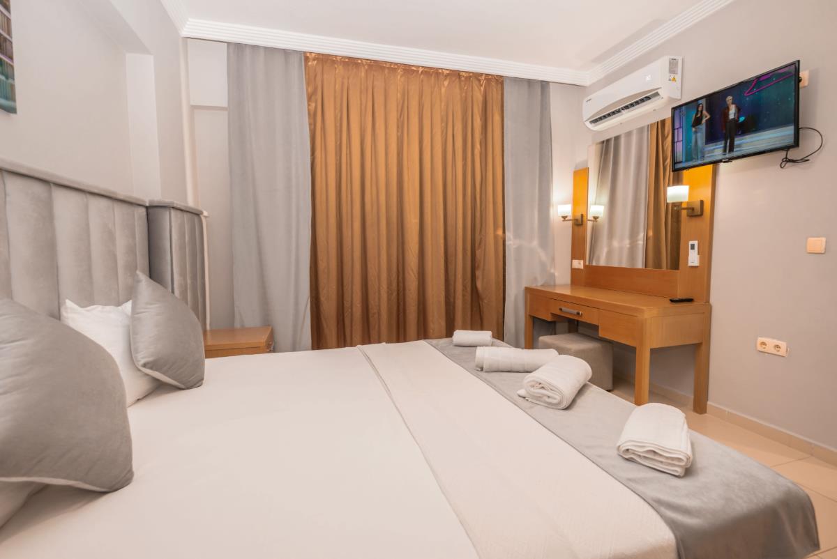 En fazla 2 yetişkin + 1 bebek (0-2 yaş).