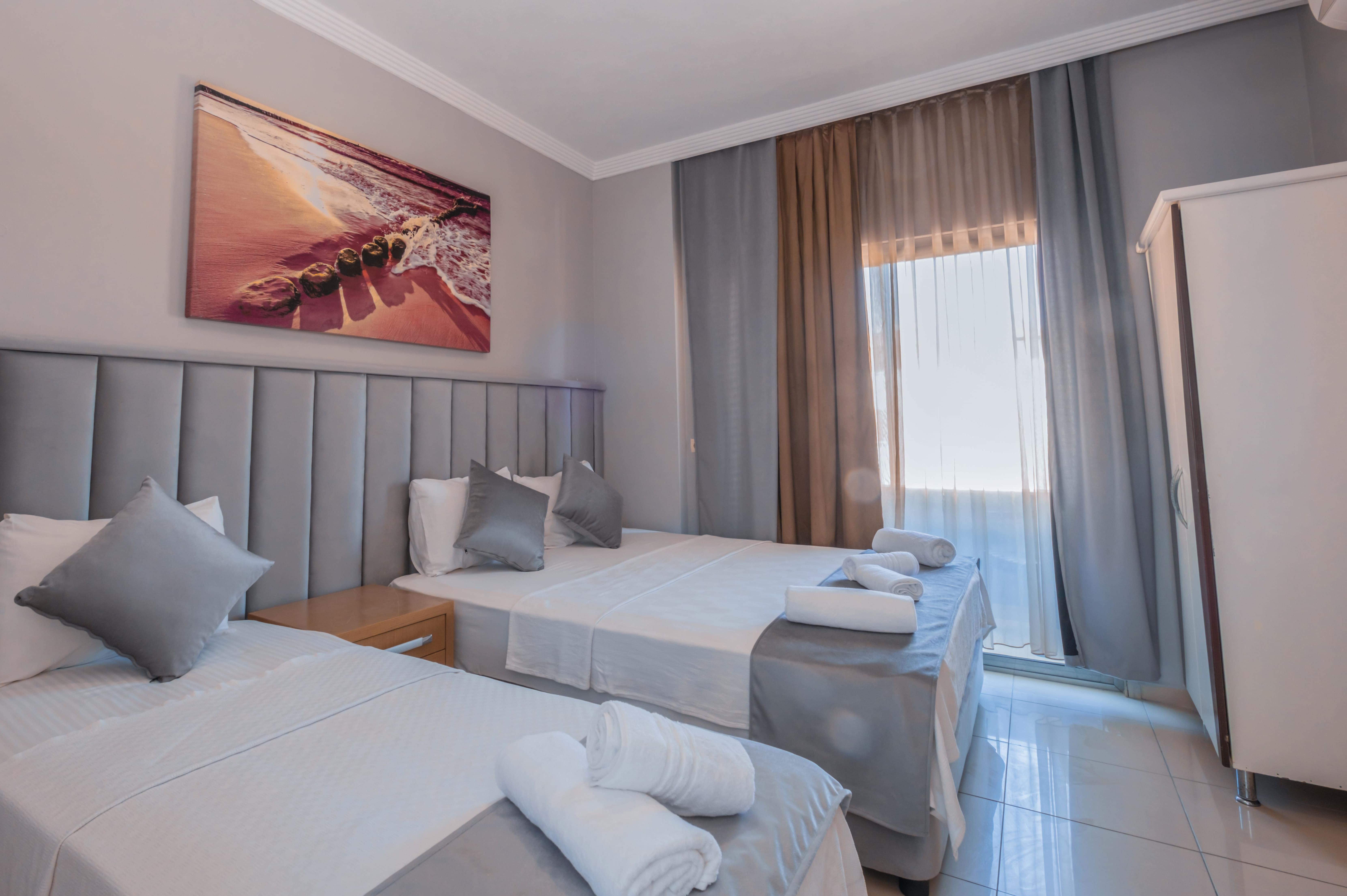 En fazla 2 yetişkin + 1 bebek (0-2 yaş).