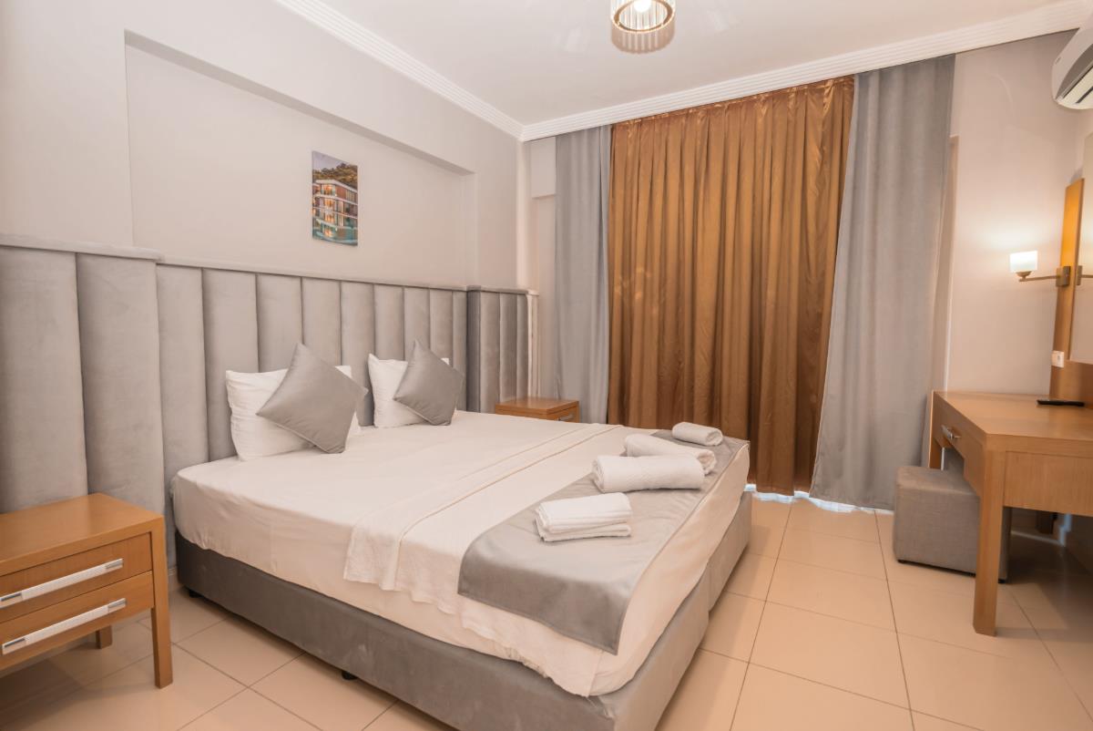 En fazla 1 yetişkin + 1 bebek (0-2 yaş).