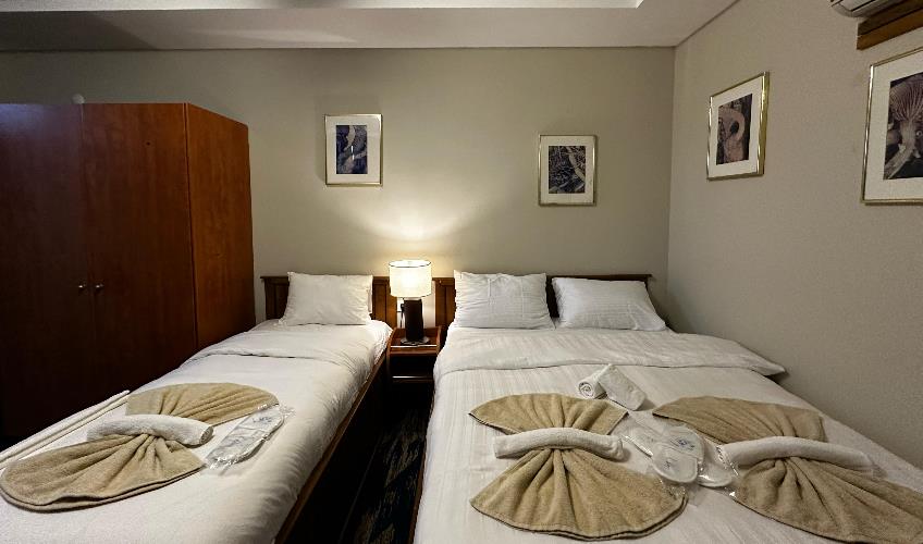 En fazla 2 yetişkin + 1 çocuk + 1 bebek (0-2 yaş) veya 1 yetişkin + 1 çocuk + 1 bebek (0-2 yaş).