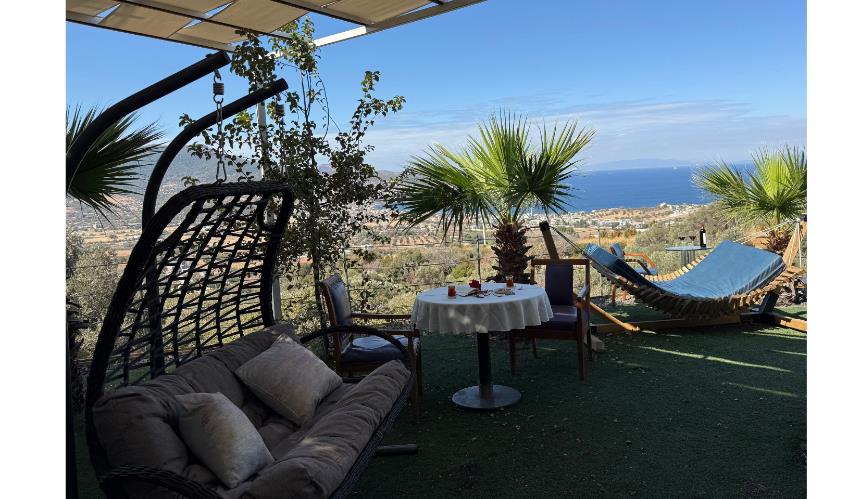 En fazla 2 yetişkin + 1 çocuk + 1 bebek (0-2 yaş) veya 1 yetişkin + 1 çocuk + 1 bebek (0-2 yaş).