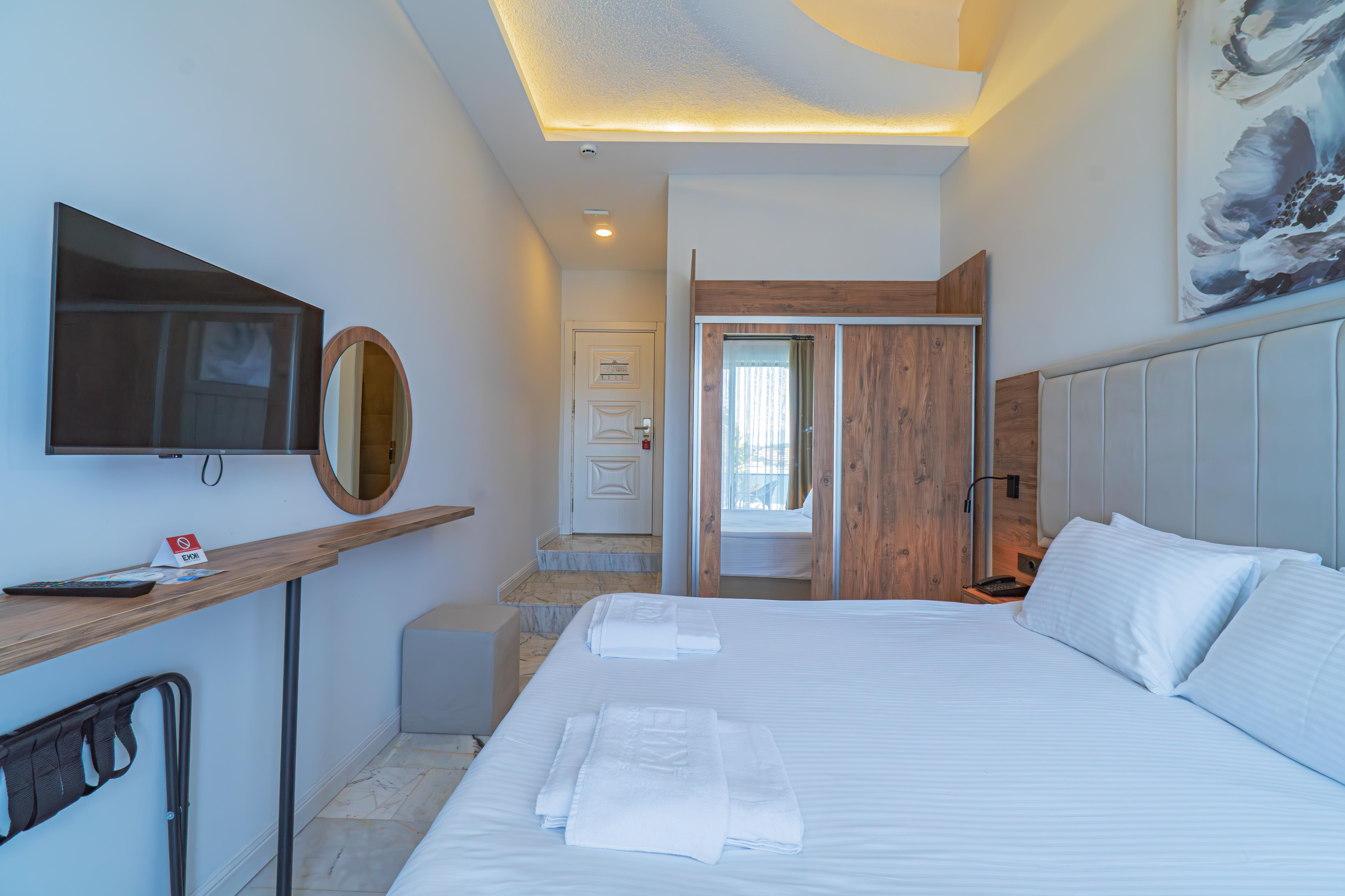 En fazla 3 yetişkin veya 2 yetişkin + 1 çocuk.