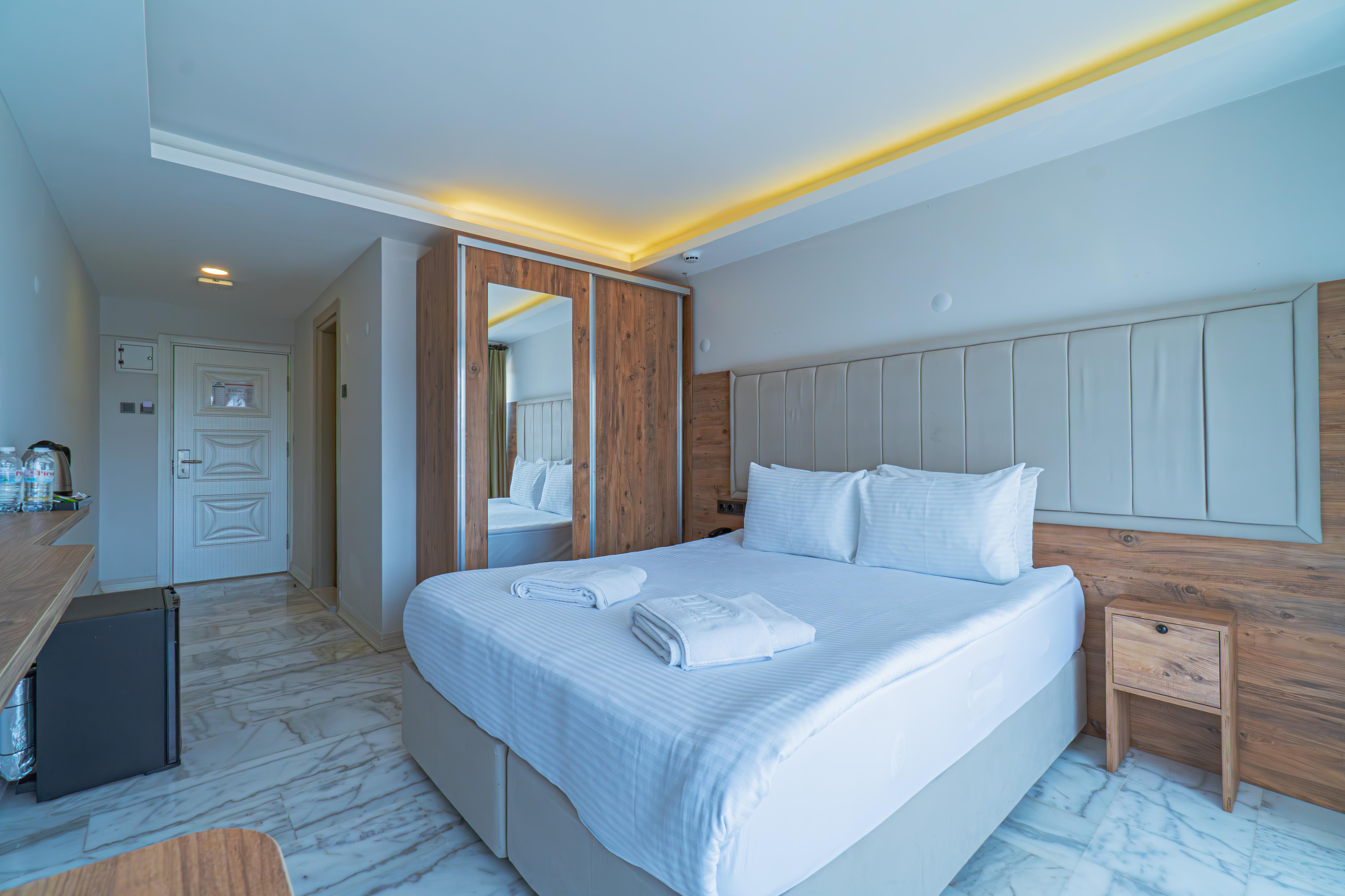 En fazla 3 yetişkin veya 2 yetişkin + 1 çocuk.