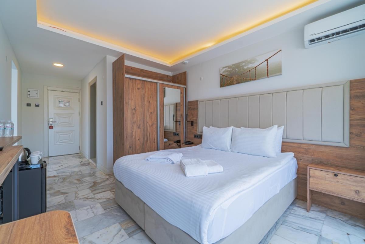 En fazla 4 yetişkin veya 3 yetişkin + 1 çocuk.