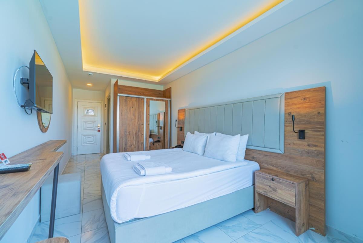 En fazla 3 yetişkin + 1 bebek (0-2 yaş) veya 2 yetişkin + 1 çocuk + 1 bebek (0-2 yaş).