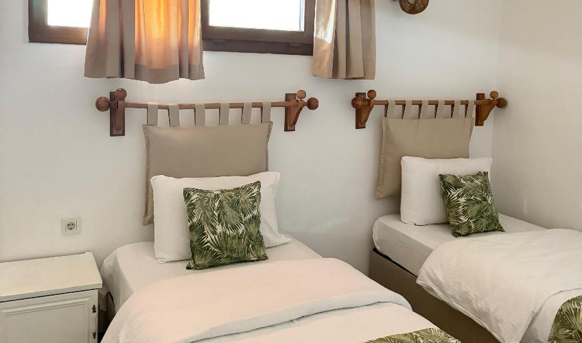 En fazla 2 yetişkin + 1 bebek (0-2 yaş).