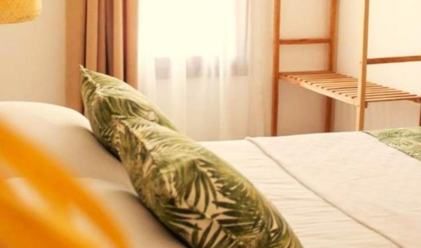 En fazla 4 yetişkin + 1 bebek (0-2 yaş).