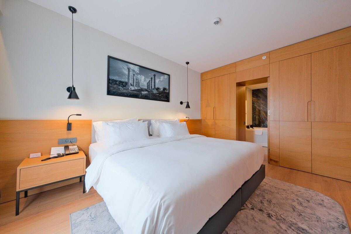 En fazla 4 yetişkin.