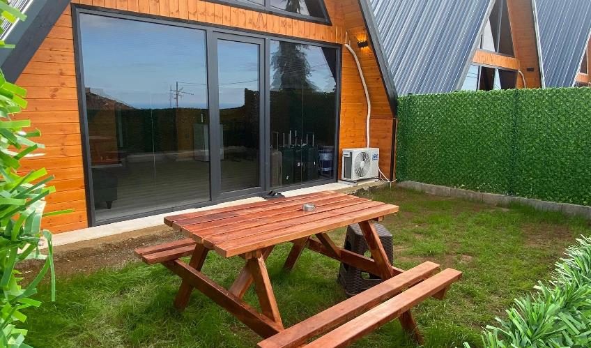 En fazla 4 yetişkin + 1 çocuk + 1 bebek (0-2 yaş) veya 3 yetişkin + 1 çocuk + 1 bebek (0-2 yaş).