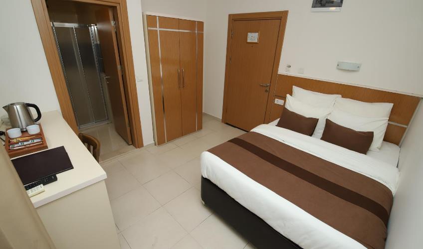 En fazla 2 yetişkin + 1 çocuk + 1 bebek (0-2 yaş) veya 1 yetişkin + 1 çocuk + 1 bebek (0-2 yaş).