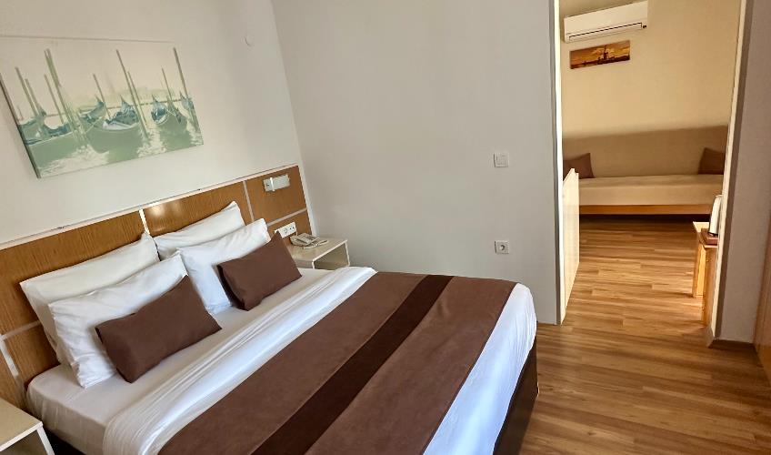 En az 2 yetişkin, En fazla 4 yetişkin + 1 bebek (0-2 yaş) veya 3 yetişkin + 2 çocuk + 1 bebek (0-2 yaş).