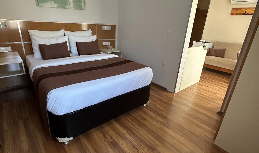 En az 2 yetişkin, En fazla 4 yetişkin + 1 bebek (0-2 yaş) veya 3 yetişkin + 2 çocuk + 1 bebek (0-2 yaş).