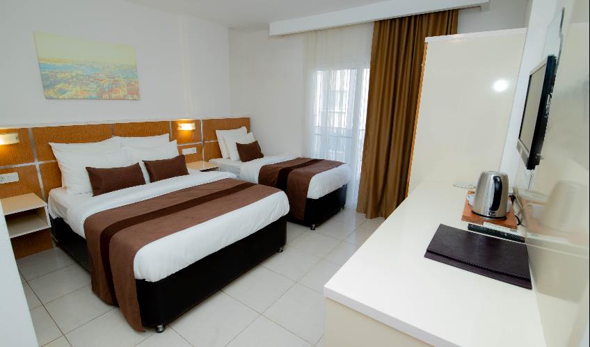 En fazla 3 yetişkin + 1 çocuk + 1 bebek (0-2 yaş) veya 2 yetişkin + 1 çocuk + 1 bebek (0-2 yaş).