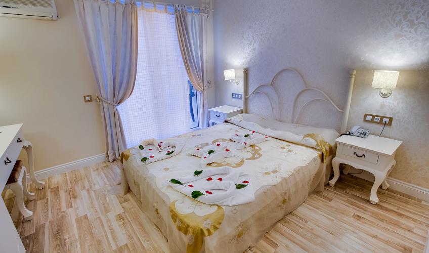 En fazla 2 yetişkin + 1 bebek (0-2 yaş).