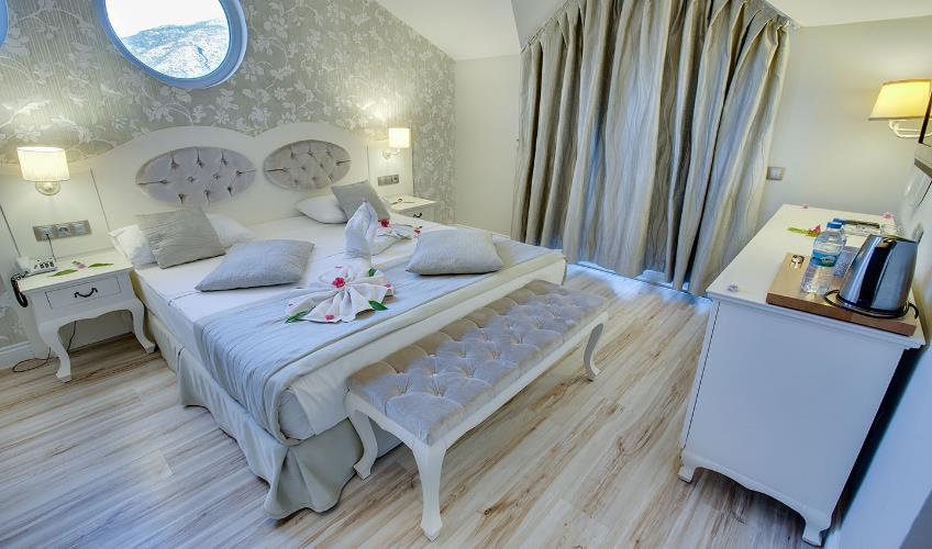 En fazla 2 yetişkin + 1 bebek (0-2 yaş).