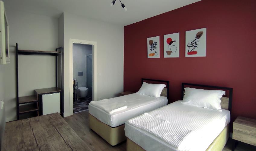 En fazla 3 yetişkin + 1 çocuk veya 2 yetişkin + 1 çocuk.