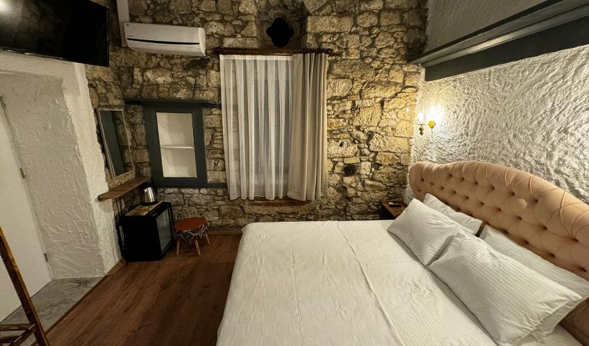 En fazla 2 yetişkin + 1 bebek (0-2 yaş).