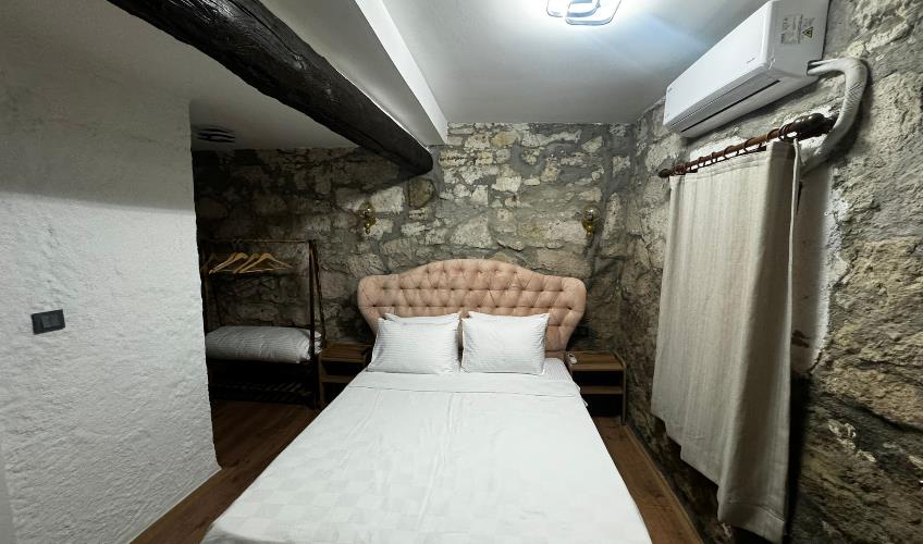 En fazla 2 yetişkin + 1 bebek (0-2 yaş).