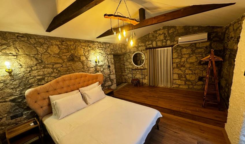 En fazla 3 yetişkin + 1 bebek (0-2 yaş).