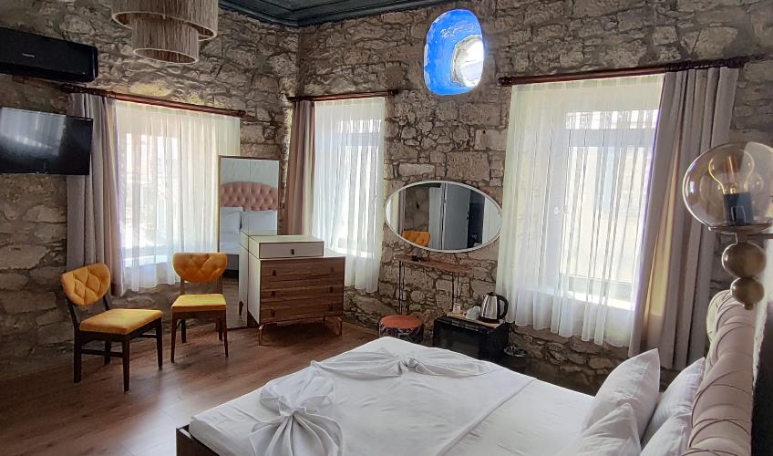 En fazla 3 yetişkin + 1 bebek (0-2 yaş).