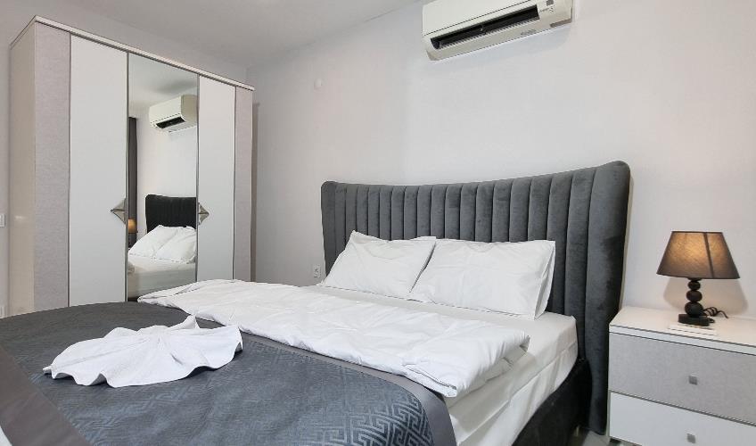 En fazla 4 yetişkin + 1 bebek (0-2 yaş).