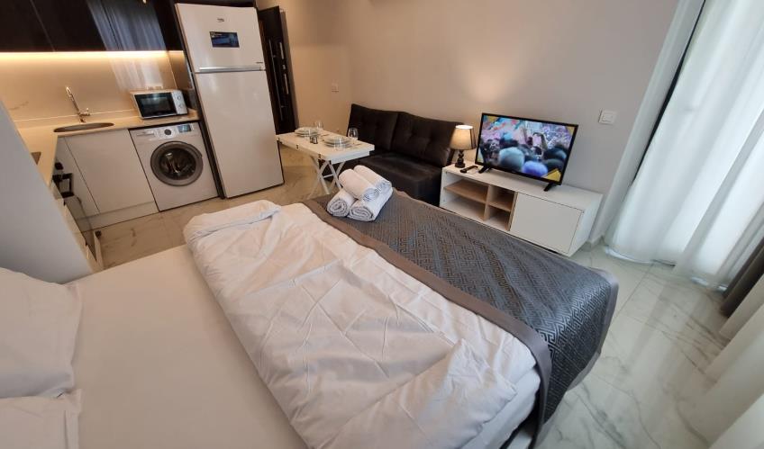 En fazla 2 yetişkin + 1 bebek (0-2 yaş).