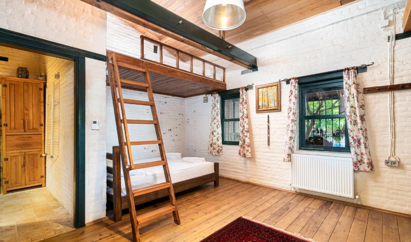 En fazla 4 yetişkin + 1 bebek (0-2 yaş).