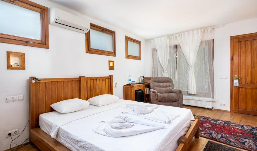 En fazla 2 yetişkin + 1 bebek (0-2 yaş).