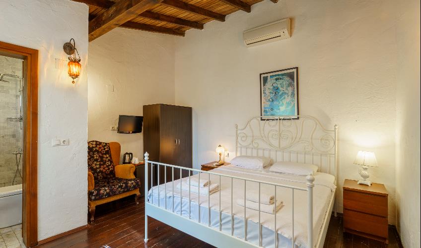 En fazla 2 yetişkin + 1 bebek (0-2 yaş).