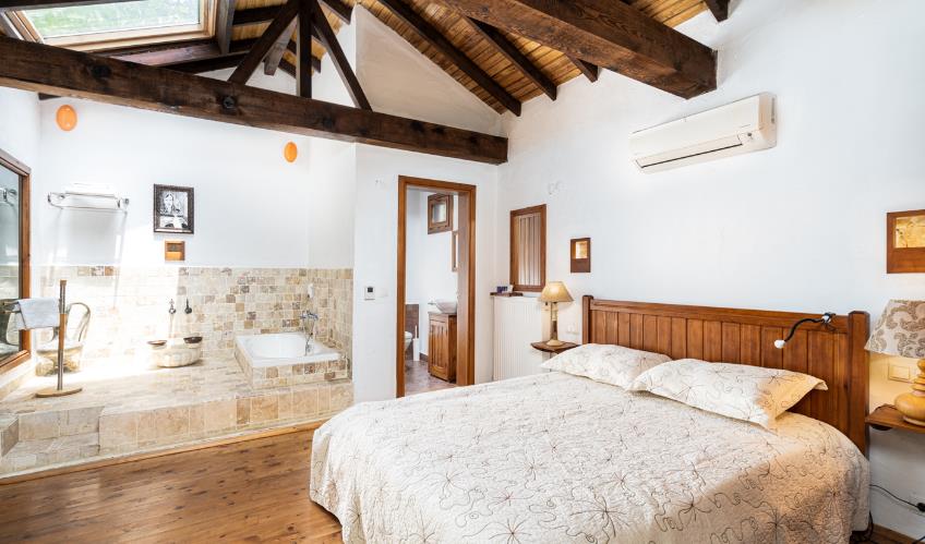 En fazla 2 yetişkin + 1 bebek (0-2 yaş).