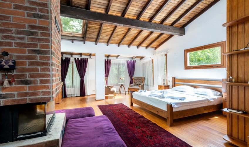 En fazla 2 yetişkin + 1 bebek (0-2 yaş).