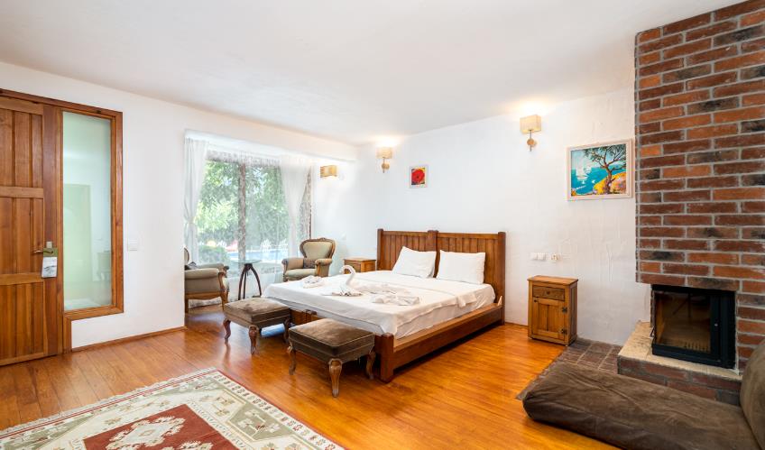 En fazla 2 yetişkin + 1 bebek (0-2 yaş).