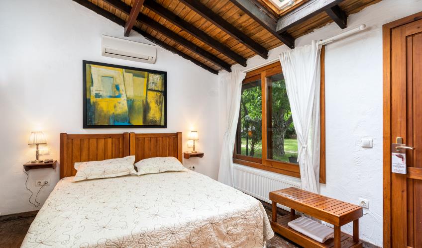 En fazla 2 yetişkin + 1 bebek (0-2 yaş).