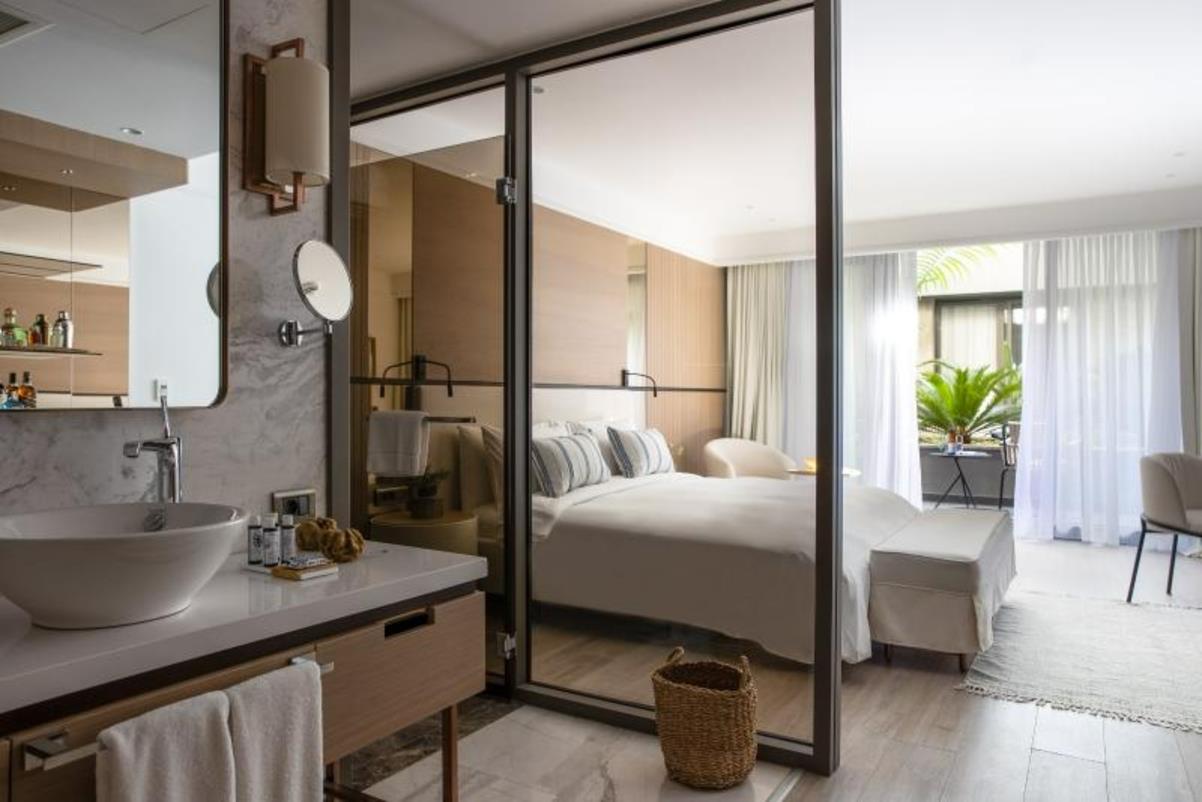 En fazla 3 yetişkin.