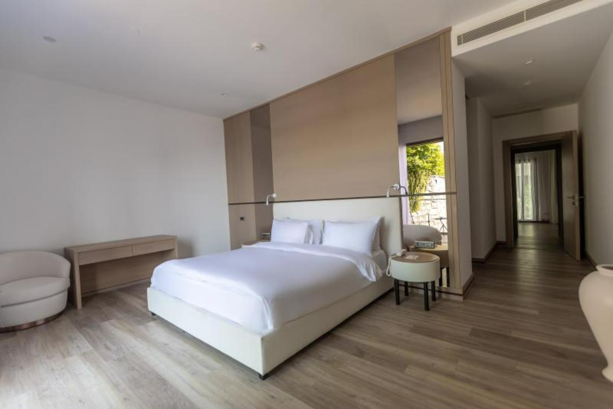 En fazla 3 yetişkin.