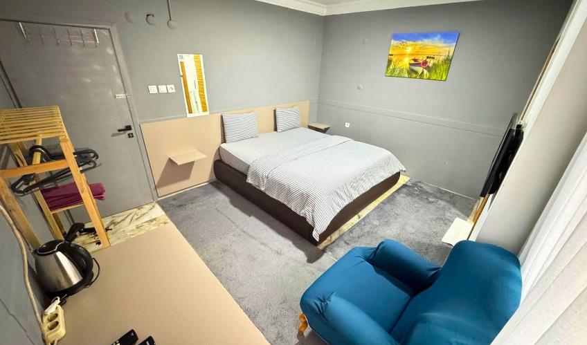 En fazla 2 yetişkin + 1 bebek (0-2 yaş).