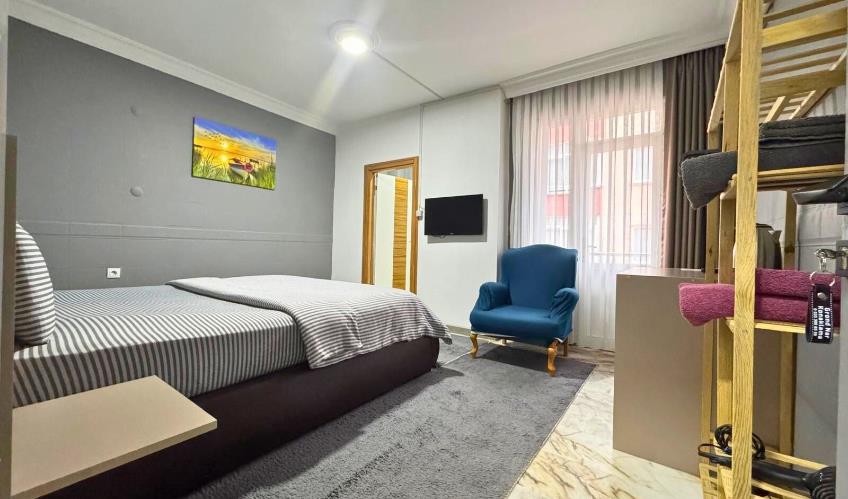 En fazla 2 yetişkin + 1 bebek (0-2 yaş).