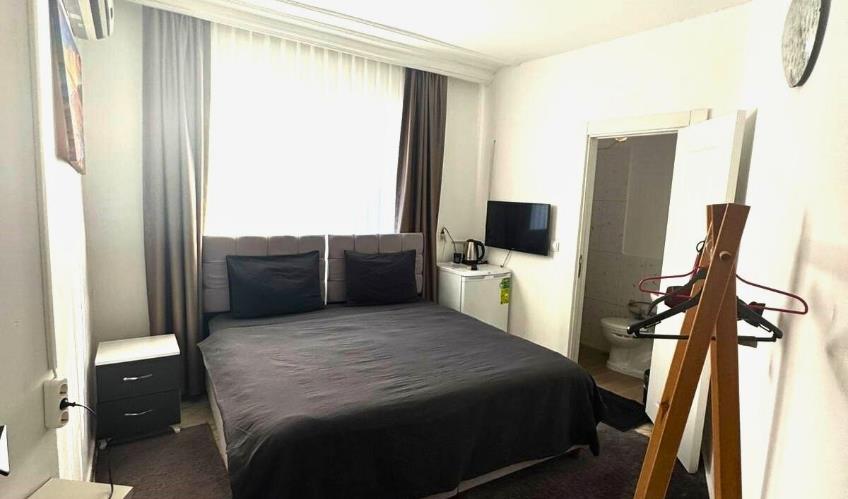 En fazla 2 yetişkin + 1 bebek (0-2 yaş).