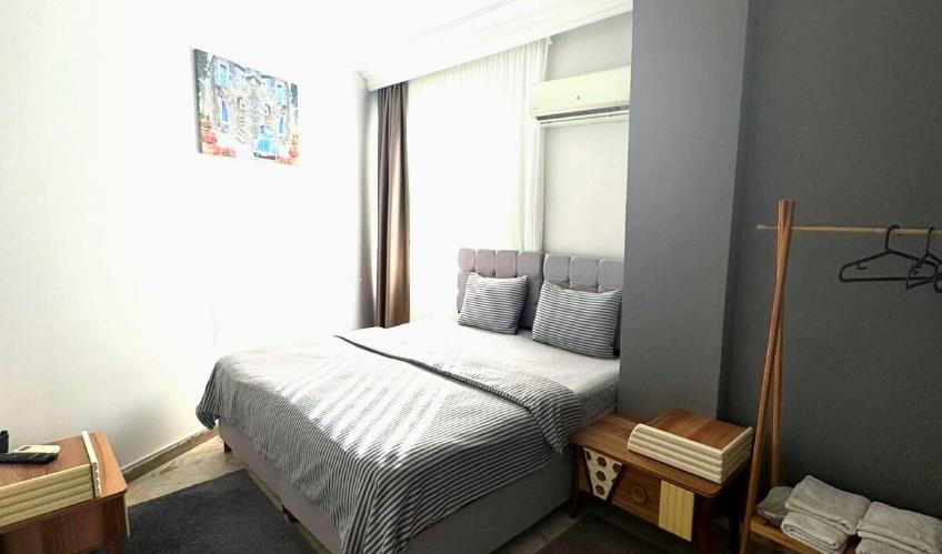 En fazla 2 yetişkin + 1 bebek (0-2 yaş).