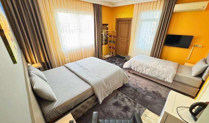 En fazla 3 yetişkin + 1 bebek (0-2 yaş).