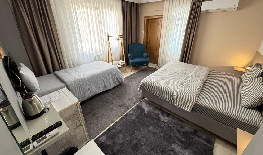 En fazla 3 yetişkin.