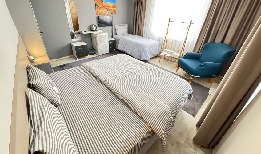 En fazla 3 yetişkin.