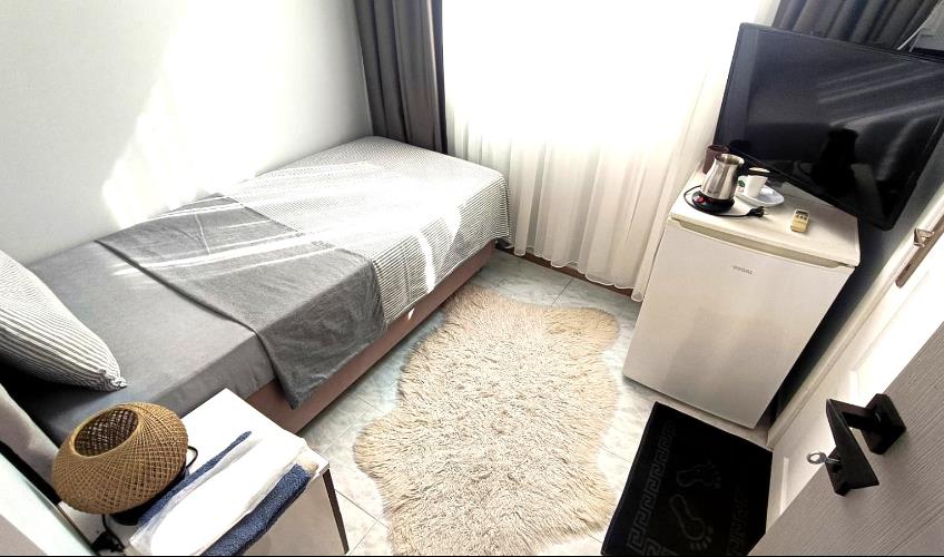 En fazla 1 yetişkin.