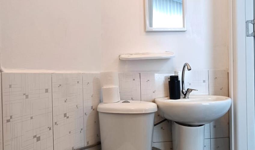 En fazla 2 yetişkin + 1 bebek (0-2 yaş).