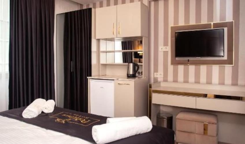 En fazla 2 yetişkin + 1 bebek (0-2 yaş).